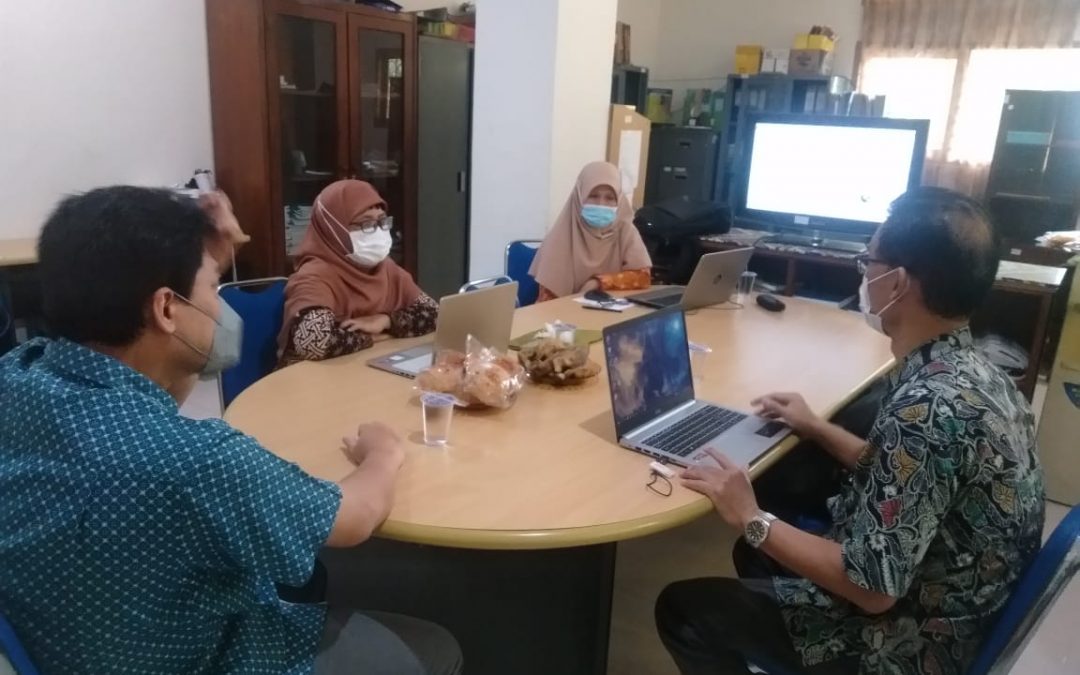 Discussion between the promovenda and the promoter team at the Undip FPP DIP Doctoral Study Program